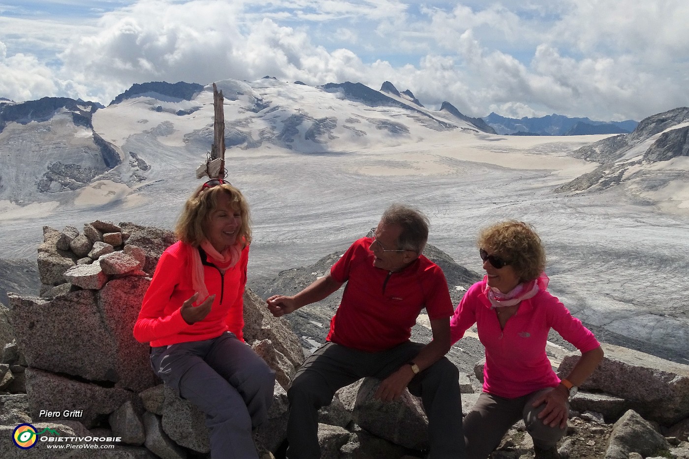 07 In vetta a Punta Venerocolo (3323 m) con ghiacciao Adamello - Pian di neve .JPG